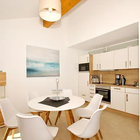 strandnahe FeWo mit Balkon, gratis Nutzung vom AHOI Erlebnisbad und Sauna in Sellin - Rex Rugia FeWo 10-6 Lobbe