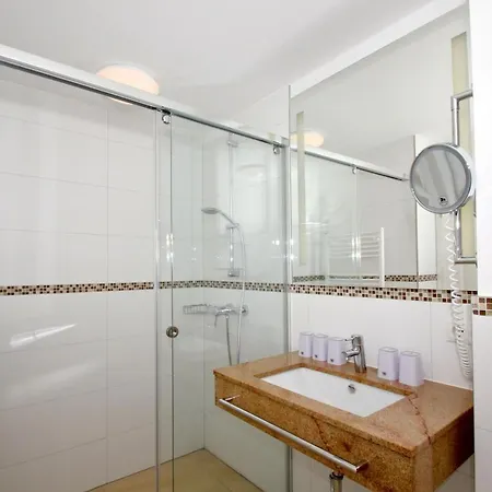 strandnahe FeWo mit Balkon, gratis Nutzung vom AHOI Erlebnisbad und Sauna in Sellin - Rex Rugia FeWo 10-6 *