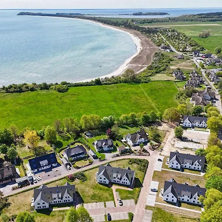 Rex Rugia: Beachside With Balcony And Access Lobbe